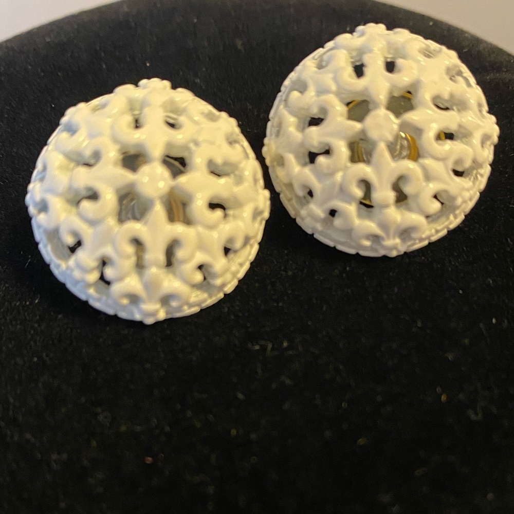 🌺🌺Vintage white earrings, acrylic with woven design